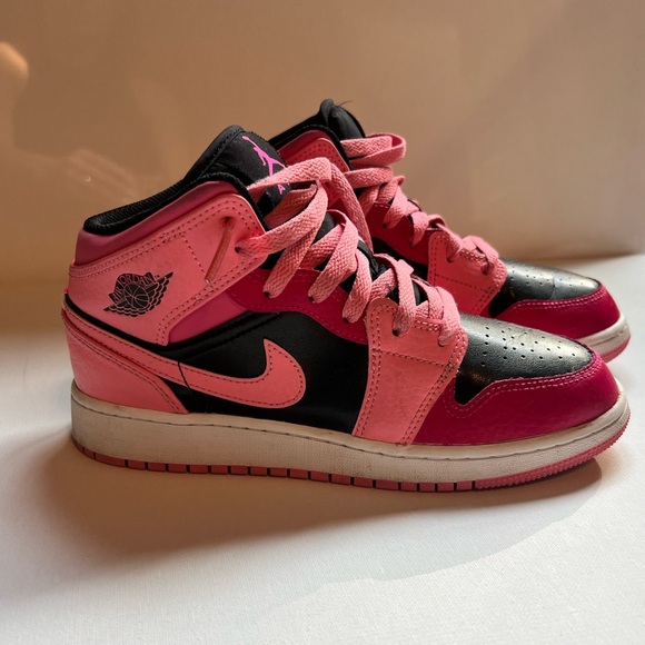 Air Jordan 1 Mid Black and Pink - Picture 3 of 8